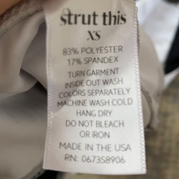 Strut this super fun mid rise leggings - Picture 2 of 2